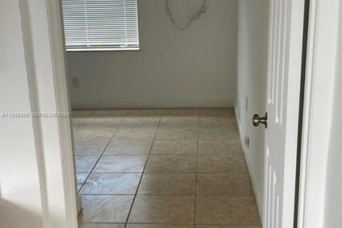 House in Hialeah, Florida 1 bedroom, 44.59 sq.m. № 2001858 - photo 2
