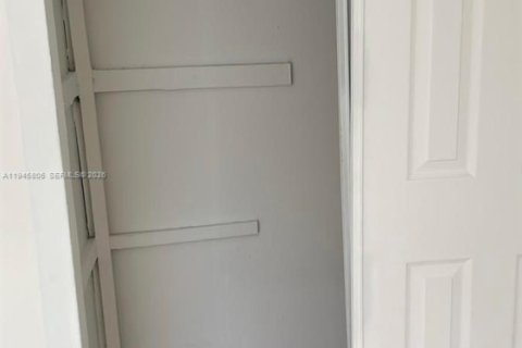 House in Hialeah, Florida 1 bedroom, 44.59 sq.m. № 2001858 - photo 4