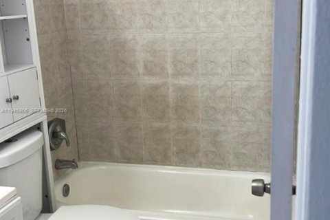 House in Hialeah, Florida 1 bedroom, 44.59 sq.m. № 2001858 - photo 3