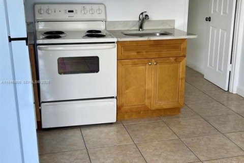 House in Hialeah, Florida 1 bedroom, 44.59 sq.m. № 2001858