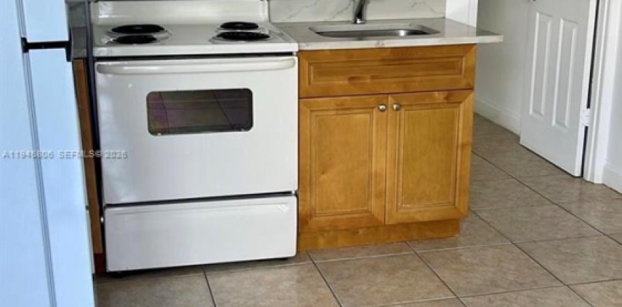 House in Hialeah, Florida 1 bedroom, 44.59 sq.m. № 2001858