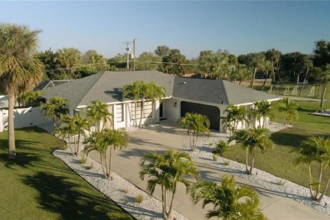 House in Port Charlotte, Florida 3 bedrooms, 135.82 sq.m. № 1876712 - photo 1