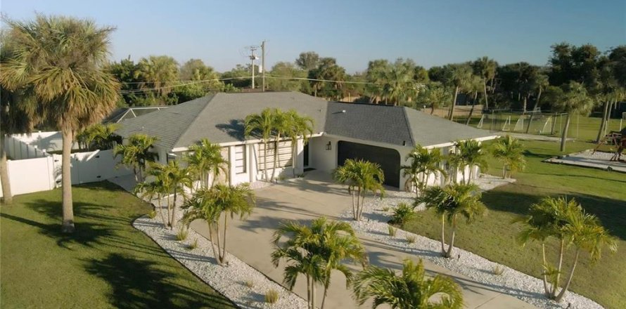 House in Port Charlotte, Florida 3 bedrooms, 135.82 sq.m. № 1876712