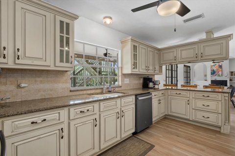 House in Bradenton, Florida 5 bedrooms, 278.71 sq.m. № 1919810 - photo 10