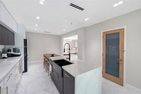 Купить виллу или дом в Майами, Флорида 7 спален, 378.39м2, № 1956268 - фото 10