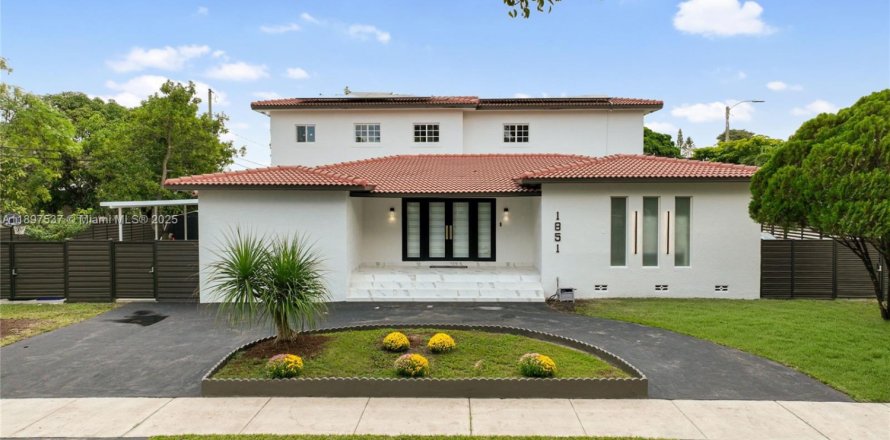 Дом в Майами, Флорида 7 спален, 378.39м2 № 1956268