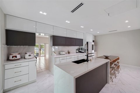 Купить виллу или дом в Майами, Флорида 7 спален, 378.39м2, № 1956268 - фото 9