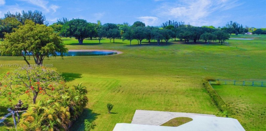 Casa en Miami Springs, Florida 2 dormitorios, 158.12 m2 № 1696589