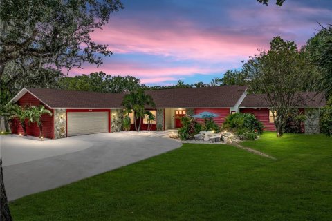 House in Zephyrhills, Florida 3 bedrooms, 258.64 sq.m. № 1902871 - photo 1