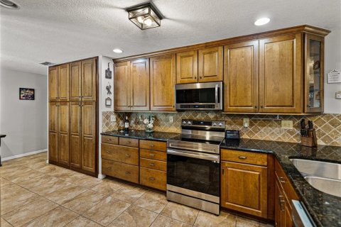 House in Zephyrhills, Florida 3 bedrooms, 258.64 sq.m. № 1902871 - photo 22