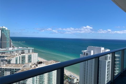 Condominio en venta en Hollywood, Florida, 1 dormitorio, 80.73 m2 № 1957618 - foto 1