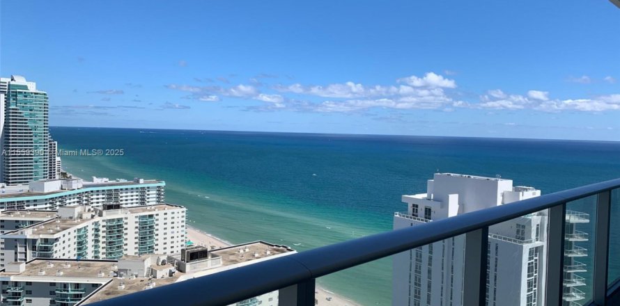 Condominio en Hollywood, Florida, 1 dormitorio  № 1957618