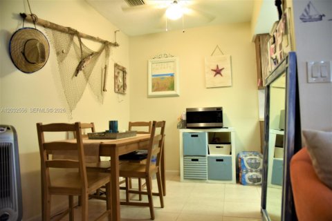 Commercial property in Lake Worth, Florida 230.77 sq.m. № 2089420 - photo 12