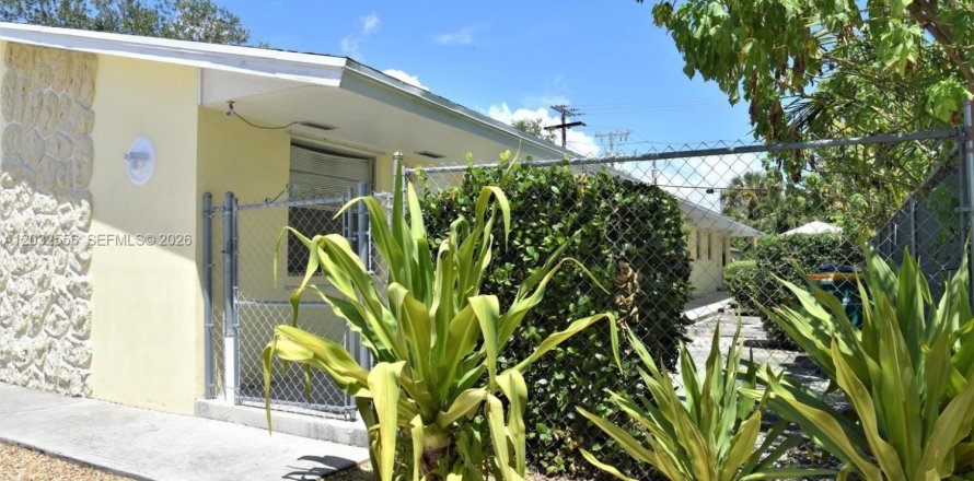 Commercial property in Lake Worth, Florida 230.77 sq.m. № 2089420