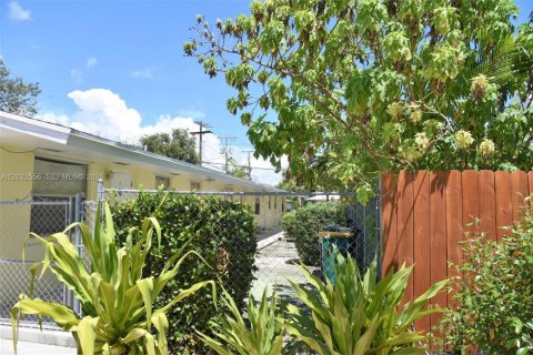 Commercial property in Lake Worth, Florida 230.77 sq.m. № 2089420 - photo 3