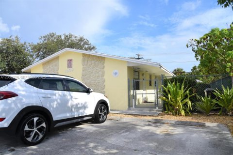 Commercial property in Lake Worth, Florida 230.77 sq.m. № 2089420 - photo 13