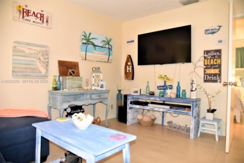 Commercial property in Lake Worth, Florida 230.77 sq.m. № 2089420 - photo 17