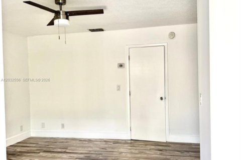 Commercial property in Lake Worth, Florida 230.77 sq.m. № 2089420 - photo 18