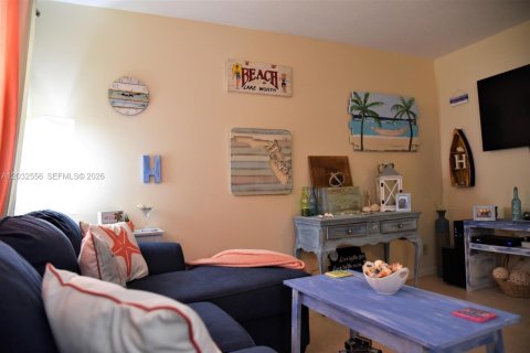 Commercial property in Lake Worth, Florida 230.77 sq.m. № 2089420 - photo 16