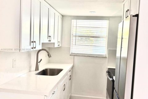 Commercial property in Lake Worth, Florida 230.77 sq.m. № 2089420 - photo 20