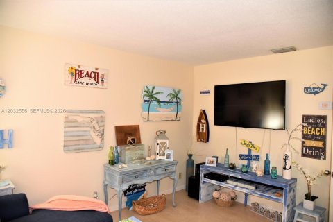 Commercial property in Lake Worth, Florida 230.77 sq.m. № 2089420 - photo 15