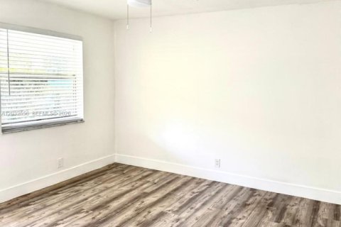 Commercial property in Lake Worth, Florida 230.77 sq.m. № 2089420 - photo 24