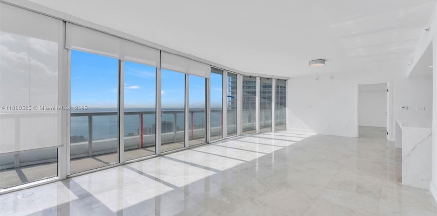 Condominio en Miami, Florida, 3 dormitorios  № 1943582