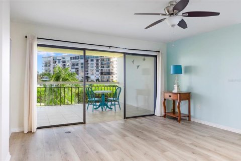 Condo in South Pasadena, Florida, 1 bedroom  № 2312557 - photo 12