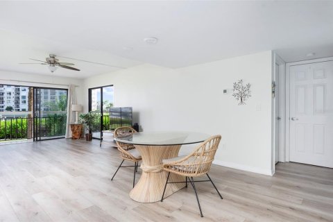 Condo in South Pasadena, Florida, 1 bedroom  № 2312557 - photo 9