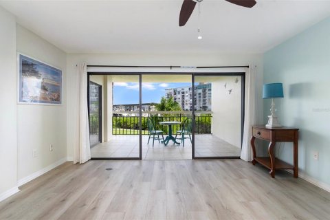 Condo in South Pasadena, Florida, 1 bedroom  № 2312557 - photo 13
