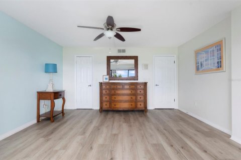 Condo in South Pasadena, Florida, 1 bedroom  № 2312557 - photo 14