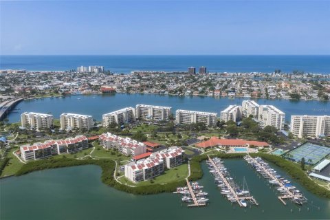 Condo in South Pasadena, Florida, 1 bedroom  № 2312557 - photo 27