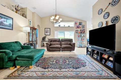 House in Davenport, Florida 4 bedrooms, 221.66 sq.m. № 2140344 - photo 8