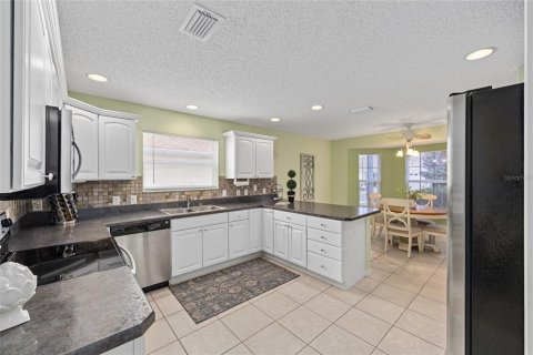 House in The Villages, Florida 3 bedrooms, 172.89 sq.m. № 1749525 - photo 7