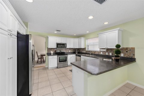 House in The Villages, Florida 3 bedrooms, 172.89 sq.m. № 1749525 - photo 9