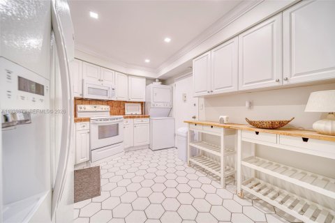 Condo in Key Biscayne, Florida, 1 bedroom  № 1996523 - photo 14