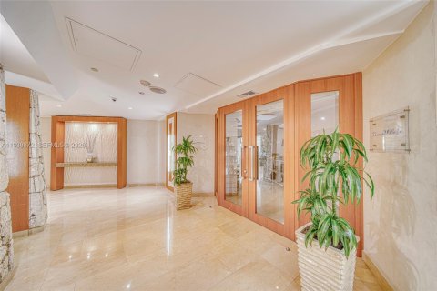 Condo in Key Biscayne, Florida, 1 bedroom  № 1996523 - photo 26
