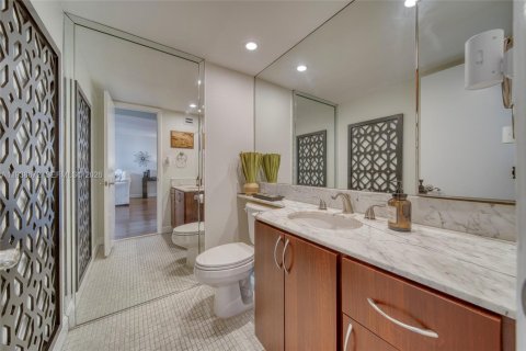 Condo in Key Biscayne, Florida, 1 bedroom  № 1996523 - photo 15