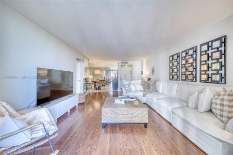 Condo in Key Biscayne, Florida, 1 bedroom  № 1996523 - photo 9