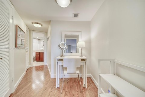 Condo in Key Biscayne, Florida, 1 bedroom  № 1996523 - photo 18