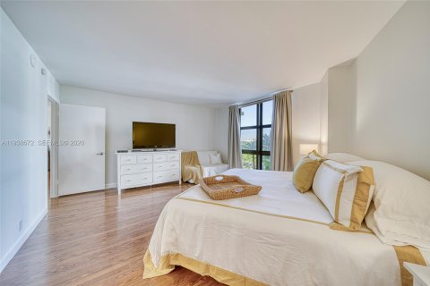 Condo in Key Biscayne, Florida, 1 bedroom  № 1996523 - photo 16