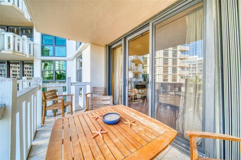 Condo in Key Biscayne, Florida, 1 bedroom  № 1996523 - photo 23