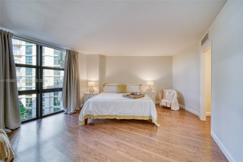 Condo in Key Biscayne, Florida, 1 bedroom  № 1996523 - photo 17