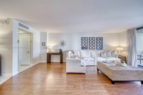 Condo in Key Biscayne, Florida, 1 bedroom  № 1996523 - photo 8