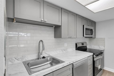 Condo in Indian Rocks Beach, Florida, 3 bedrooms  № 2128544 - photo 9