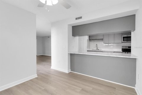 Condo in Indian Rocks Beach, Florida, 3 bedrooms  № 2128544 - photo 8