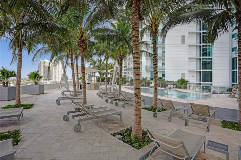Condominio en venta en Miami, Florida, 1 dormitorio, 95.78 m2 № 1051354 - foto 1