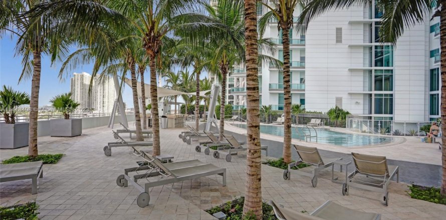 Condominio en Miami, Florida, 1 dormitorio  № 1051354