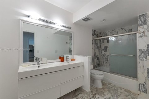 Condo in Bal Harbour, Florida, 2 bedrooms  № 1691866 - photo 11