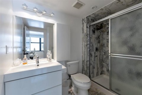 Condo in Bal Harbour, Florida, 2 bedrooms  № 1691866 - photo 13